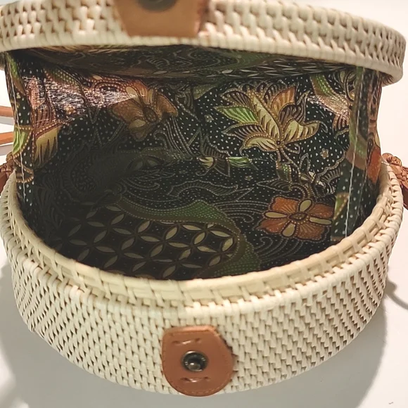HANDWOVEN RATTAN/RAFFIA & COWRIE SHELL CIRCLE CROSSBODY/SHOULDER BAG - Picture 9 of 10